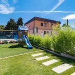 Villa In Pula With Pool Near Arena