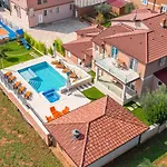 Villa In Pula With Pool Near Arena *