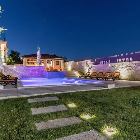 Spacious With Pool And Bubble Bath In Pula Valtura