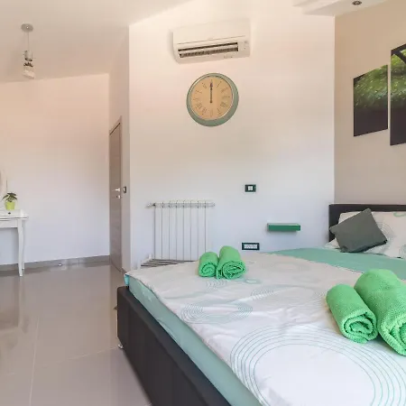 Spacious With Pool And Bubble Bath In Pula Villa