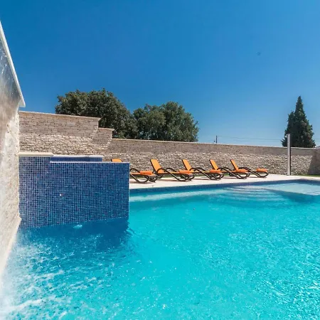 Spacious With Pool And Bubble Bath In Pula Valtura
