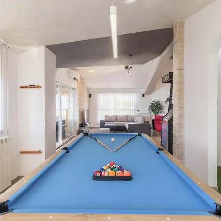 In Pula With Pool Near Arena Villa Valtura