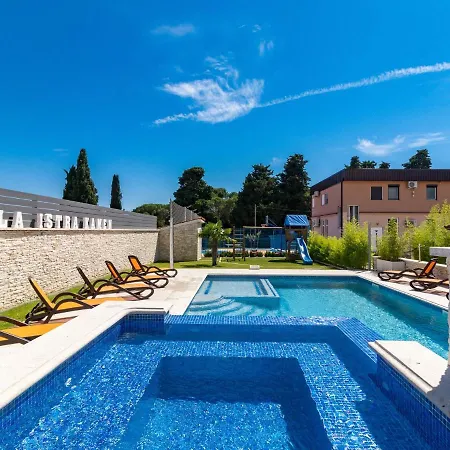 Spacious With Pool And Bubble Bath In Pula *