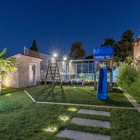 Villa In Pula With Pool Near Arena Valtura