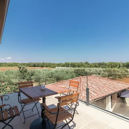 Spacious With Pool And Bubble Bath In Pula * Valtura