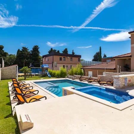 Villa In Pula With Pool Near Arena