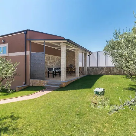 In Pula With Pool Near Arena *