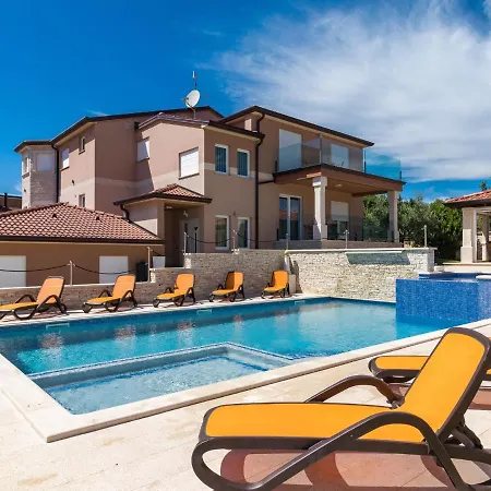 Spacious With Pool And Bubble Bath In Pula Valtura