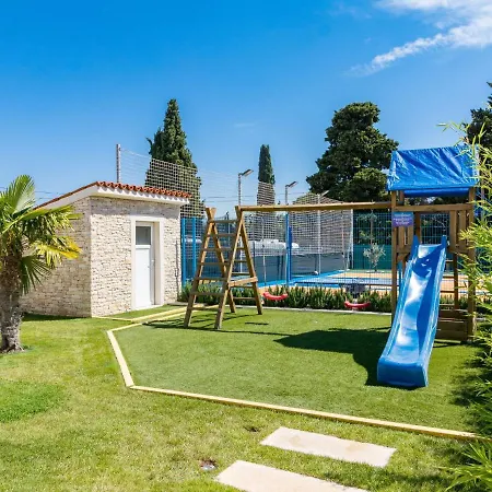Spacious With Pool And Bubble Bath In Pula *