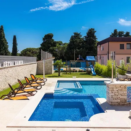 Spacious With Pool And Bubble Bath In Pula Villa *