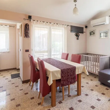 Spacious With Pool And Bubble Bath In Pula Valtura