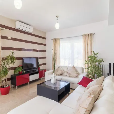 Spacious With Pool And Bubble Bath In Pula *