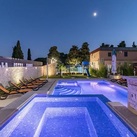 Villa Spacious With Pool And Bubble Bath In Pula Valtura