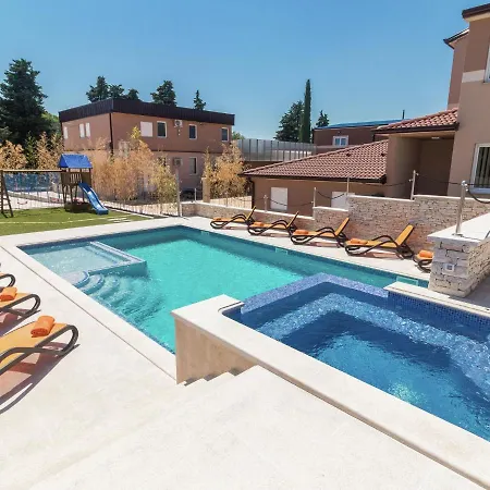 In Pula With Pool Near Arena * Valtura