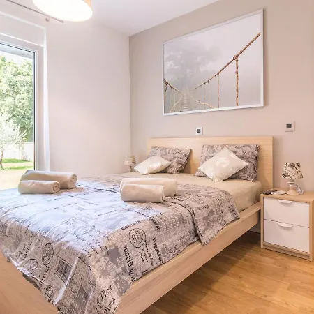 Spacious With Pool And Bubble Bath In Pula Villa Valtura