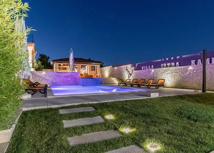 In Pula With Pool Near Arena Valtura