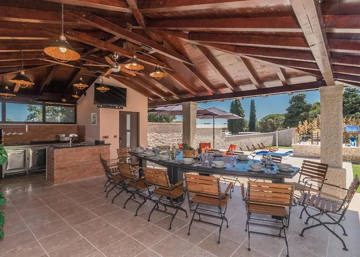 In Pula With Pool Near Arena Villa