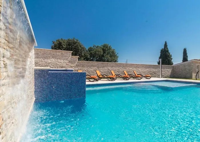 In Pula With Pool Near Arena Valtura