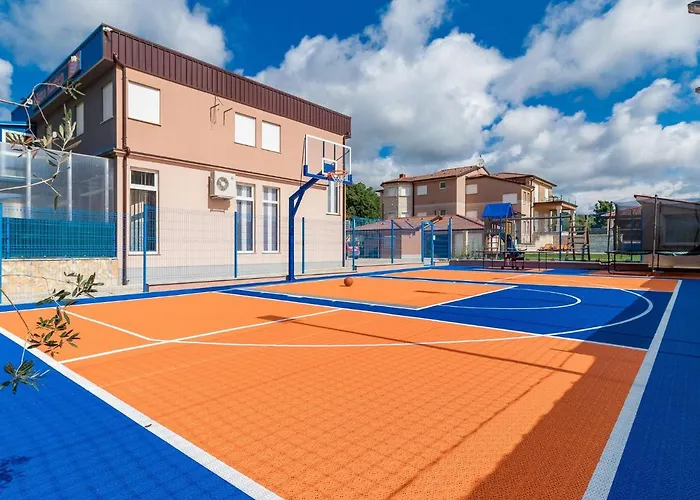 In Pula With Pool Near Arena Villa Valtura