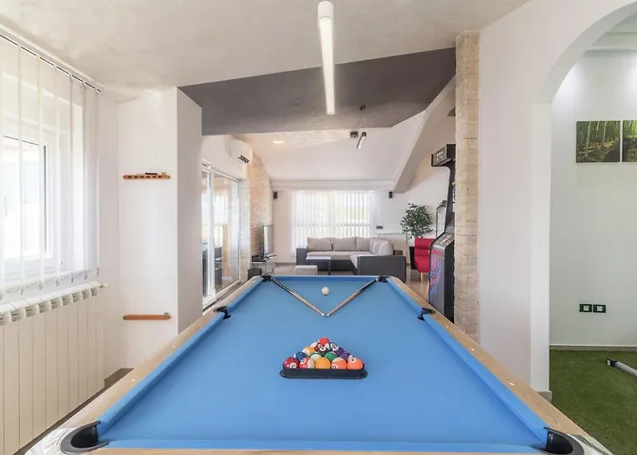 In Pula With Pool Near Arena Villa Valtura