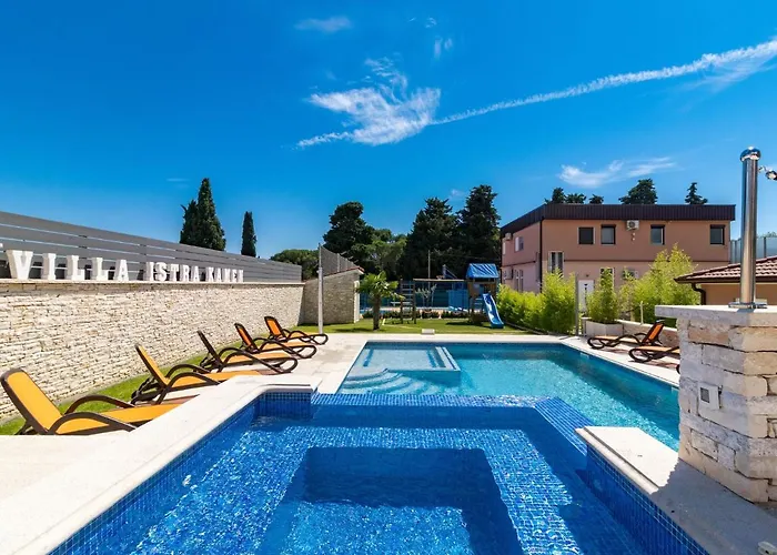 In Pula With Pool Near Arena *