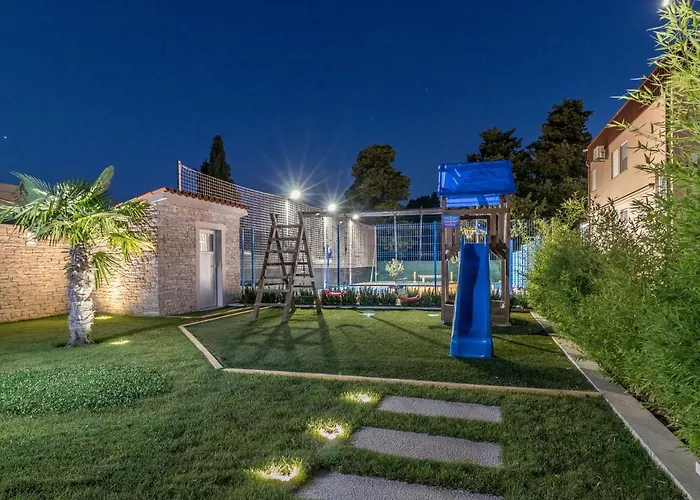 Villa In Pula With Pool Near Arena Valtura