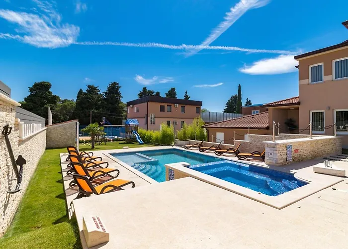 Villa In Pula With Pool Near Arena