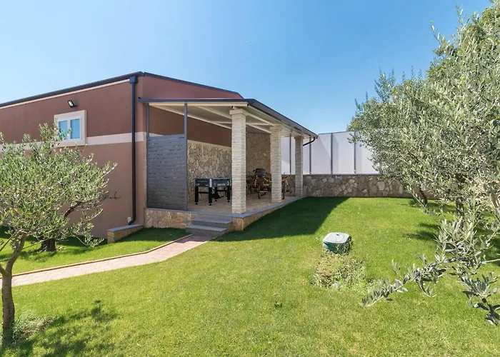 In Pula With Pool Near Arena *