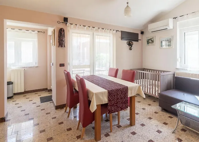 In Pula With Pool Near Arena Valtura