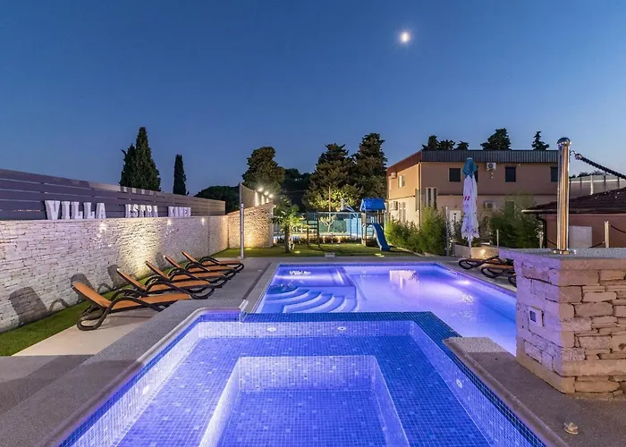 Villa In Pula With Pool Near Arena Valtura