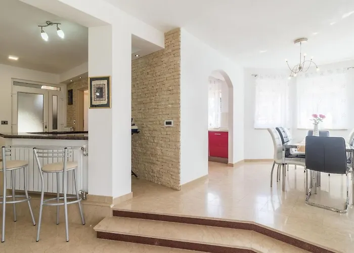 In Pula With Pool Near Arena Villa