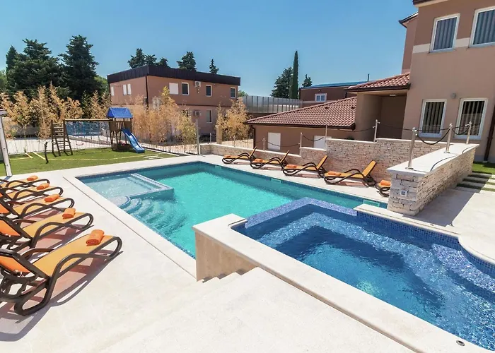 In Pula With Pool Near Arena * Valtura