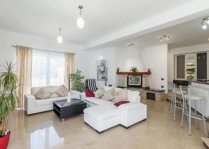 In Pula With Pool Near Arena *